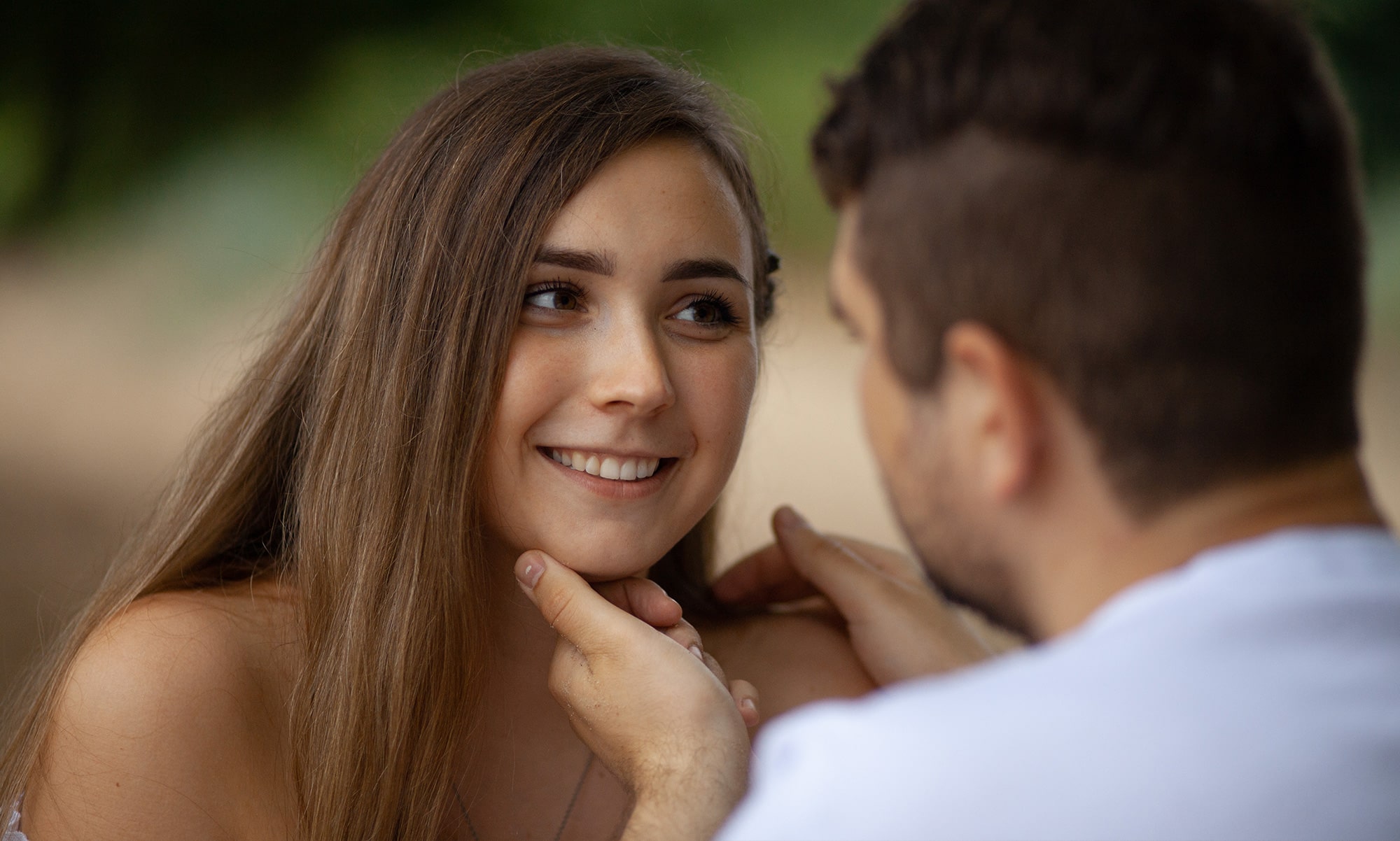 Para w plenerze podczas sesji lovestory — fotografia Imago
